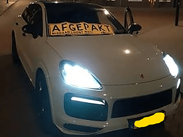 Op 8 maart 2021 is er conservatoir beslag gelegd op banksaldi, twee woningen en vier luxe auto’s. Op de foto een van de auto's. Daarnaast is 260.000 euro contant geld in beslag genomen.