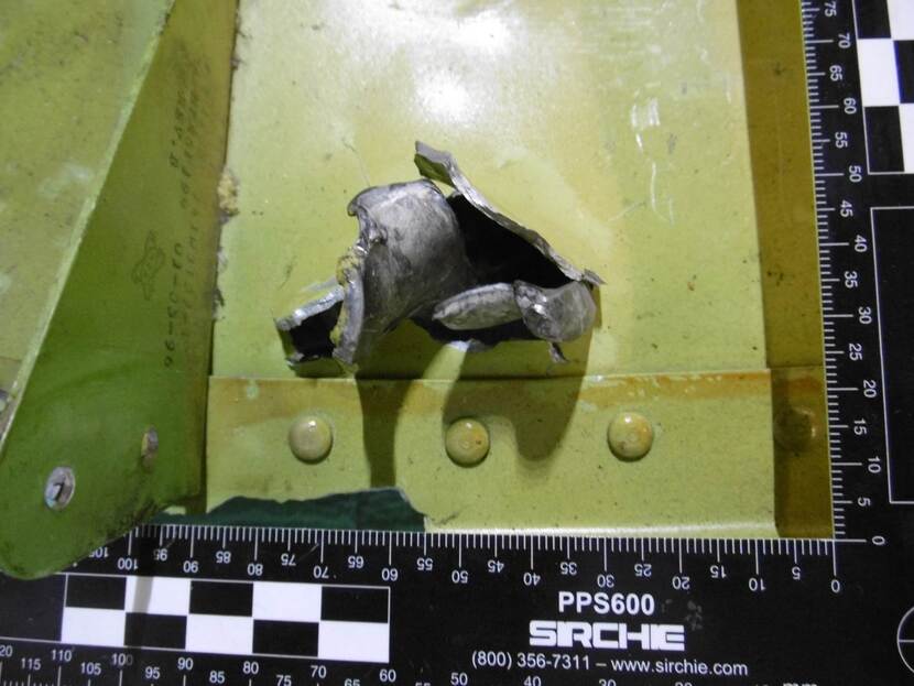 Vliegtuigvreemd materiaal dat klemvast in spant MH17 zit