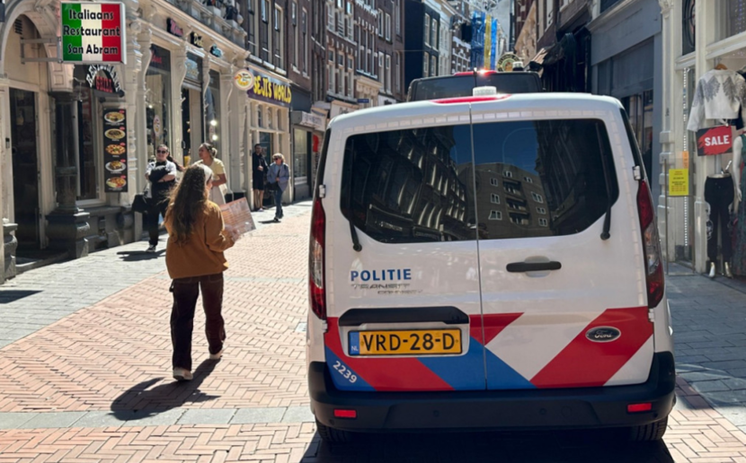 Politie doet onderzoek op de Nieuwendijk