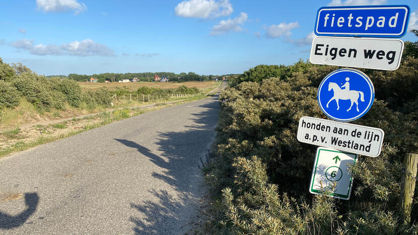Het fietspad in de duinen bij Monster