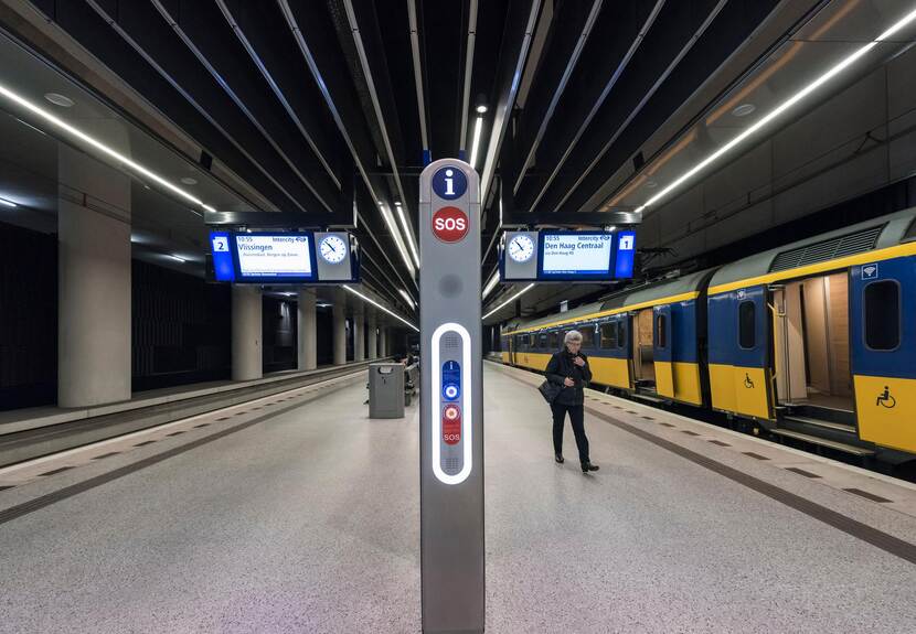Een trein op station Delft